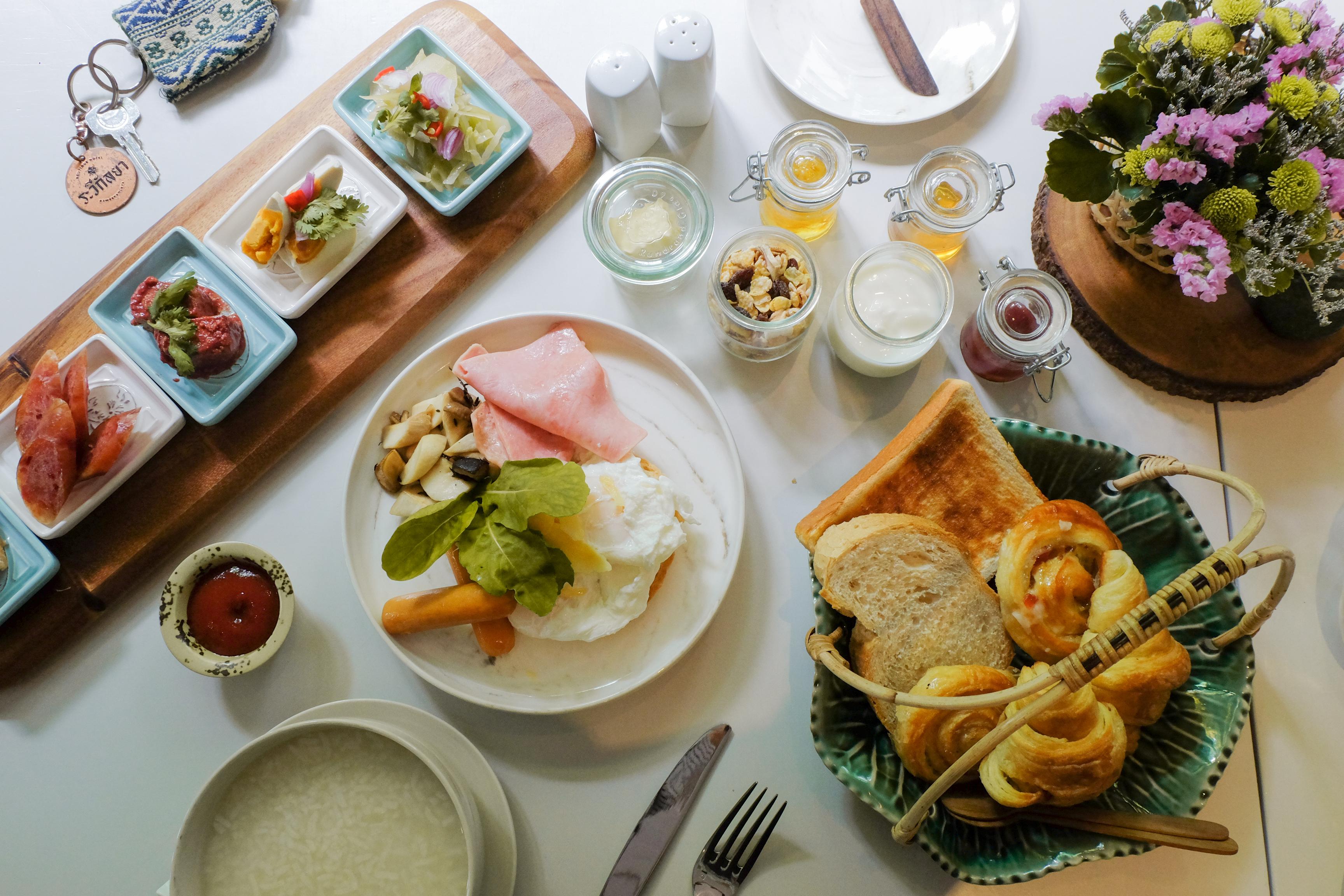 The Raweekanlaya Bangkok Exteriér fotografie A typical breakfast at the hotel