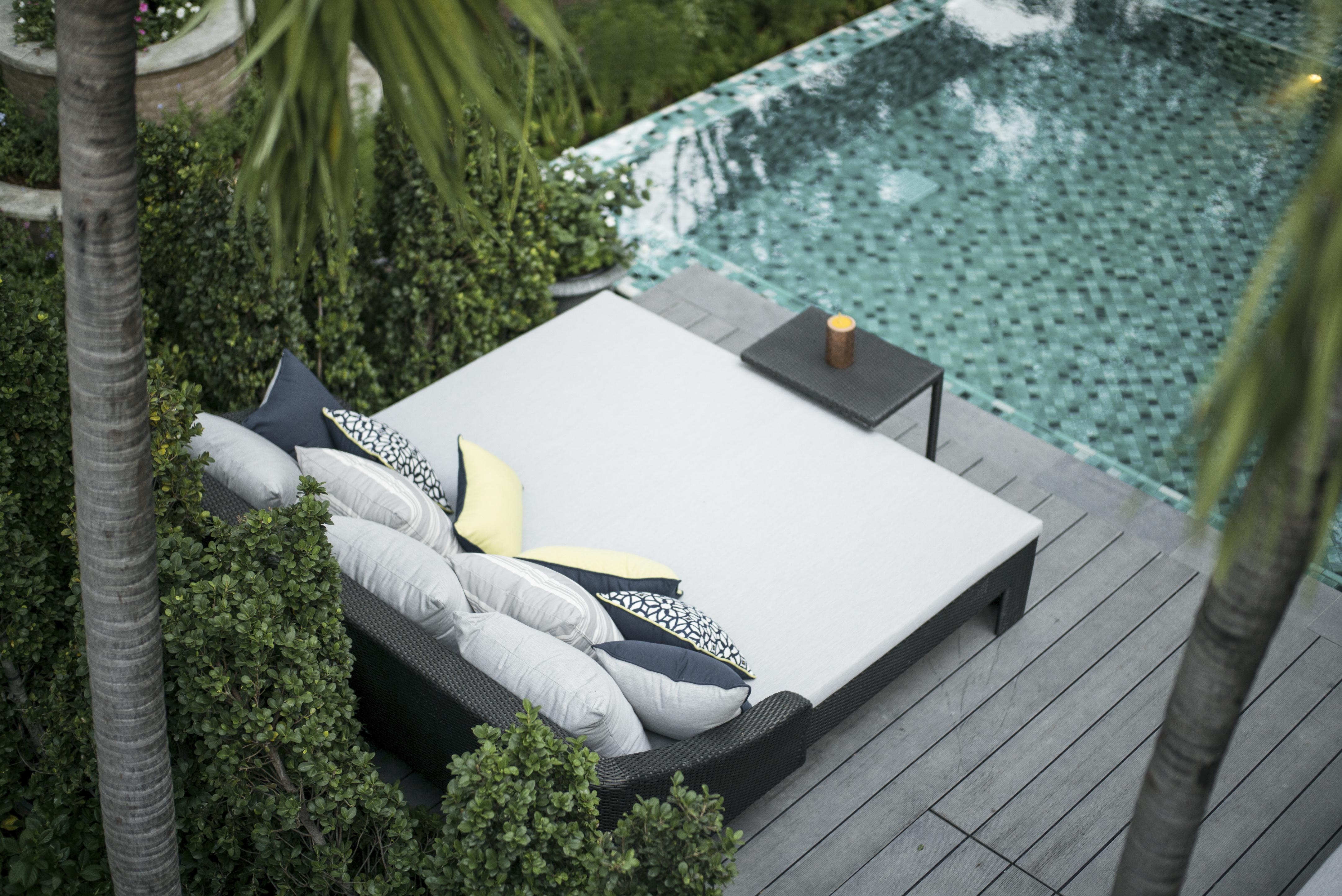 The Raweekanlaya Bangkok Exteriér fotografie A poolside daybed