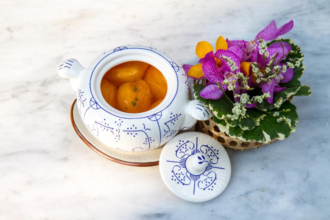 The Raweekanlaya Bangkok Exteriér fotografie A pot of turmeric tea