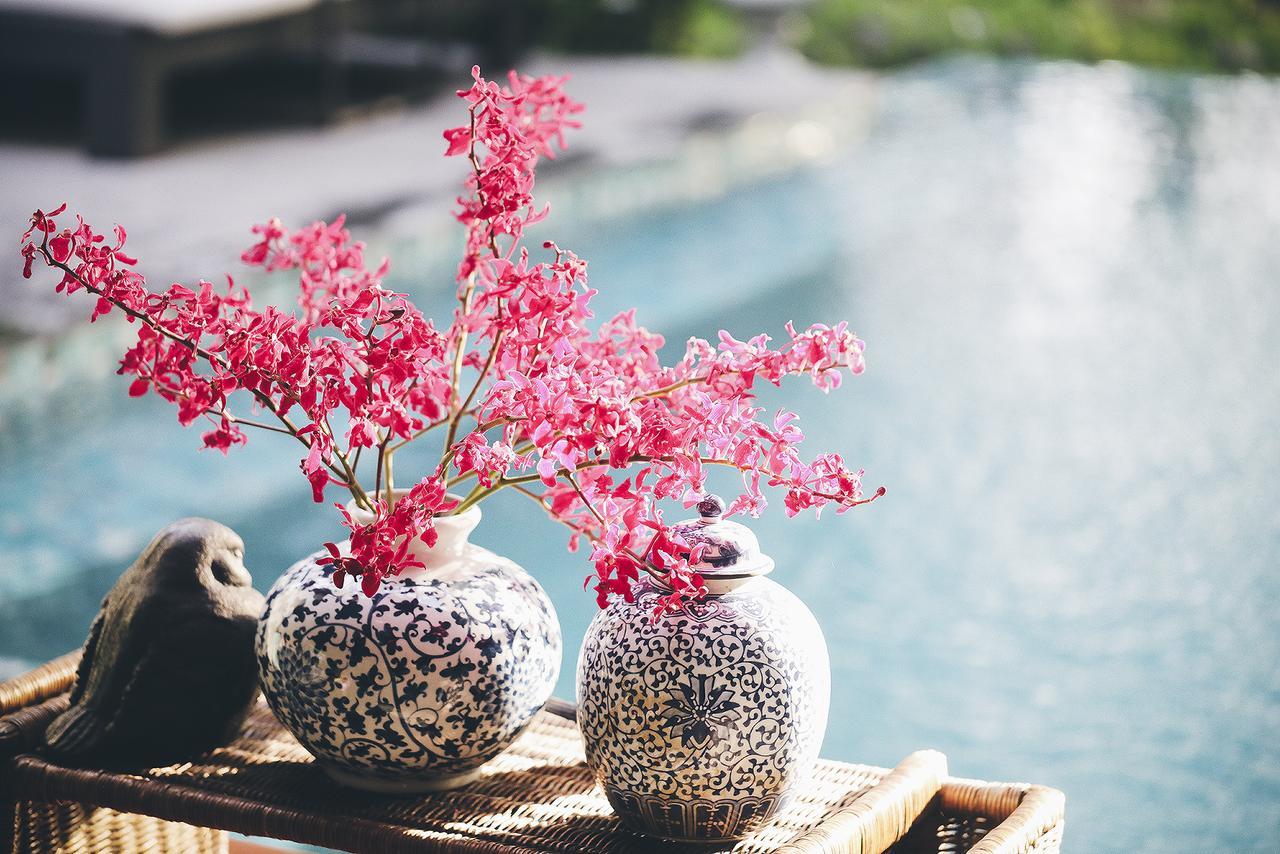 The Raweekanlaya Bangkok Exteriér fotografie Vases of flowers