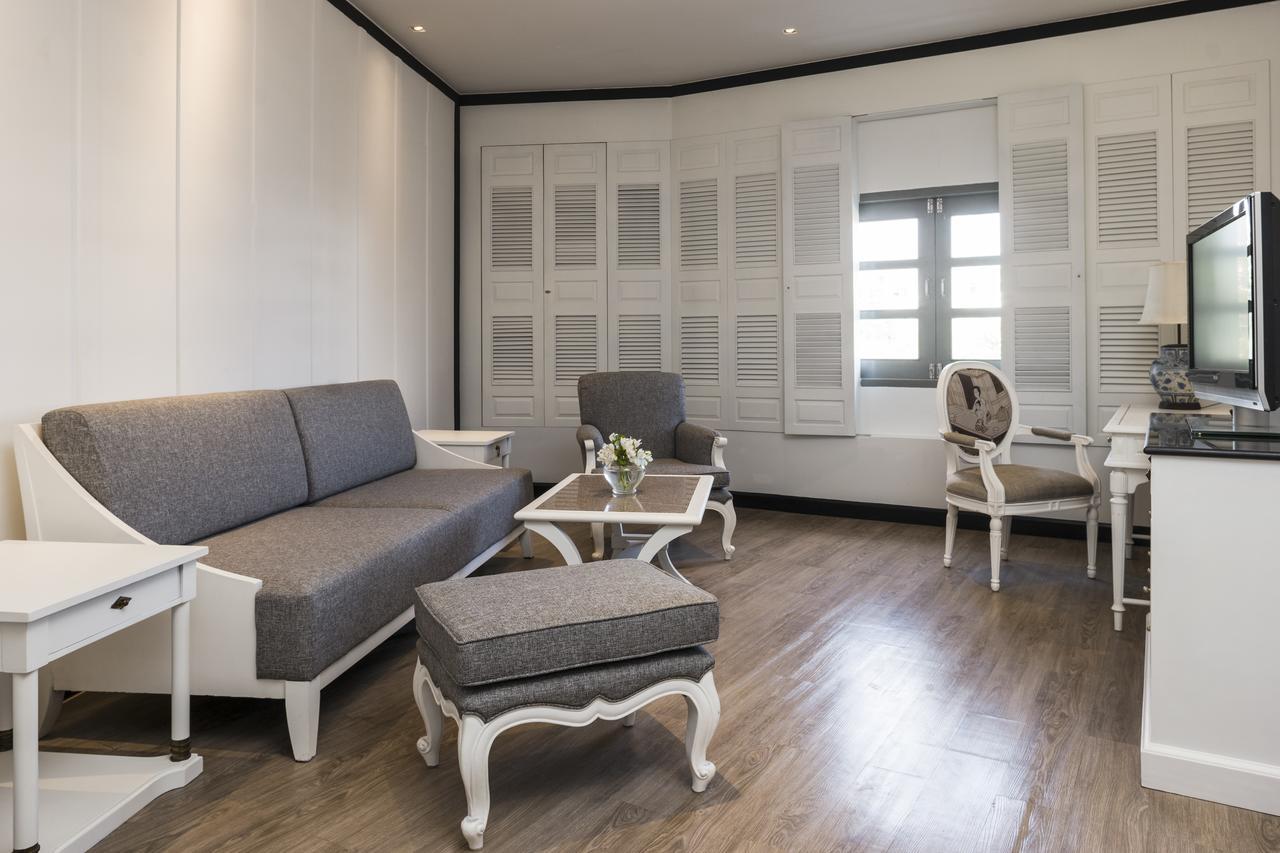 The Raweekanlaya Bangkok Exteriér fotografie A living room in a suite