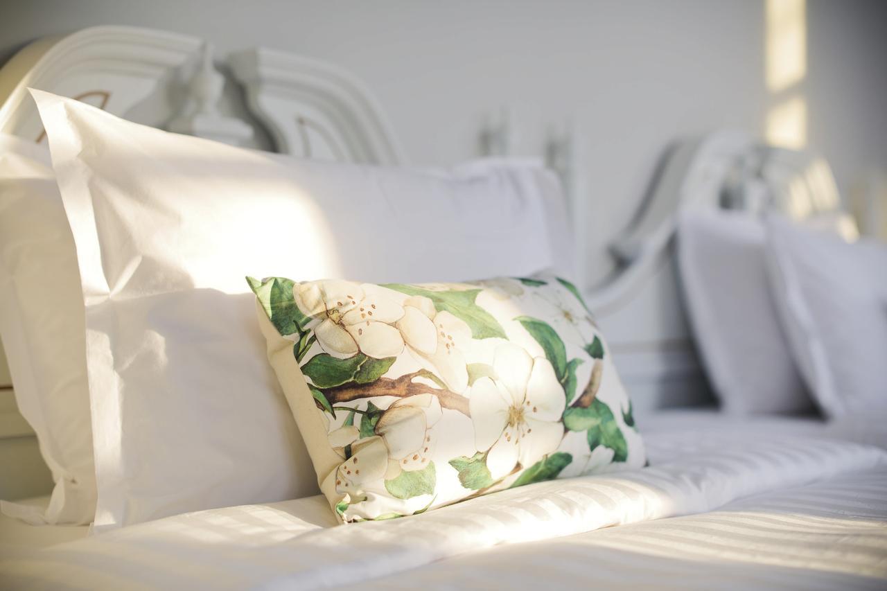 The Raweekanlaya Bangkok Exteriér fotografie A decorative pillow