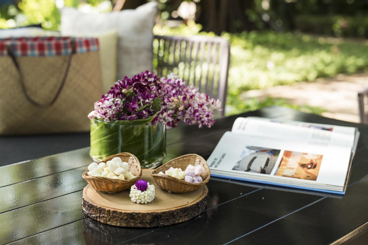 The Raweekanlaya Bangkok Exteriér fotografie A picnic table with a book and flowers